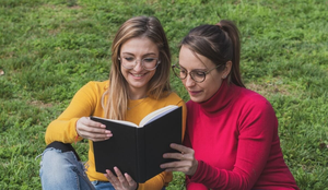 Os livros que contam histórias sobre experiências queer são uma celebração a comunidade (Imagem: Zamrznuti tonovi | Shutterstock)