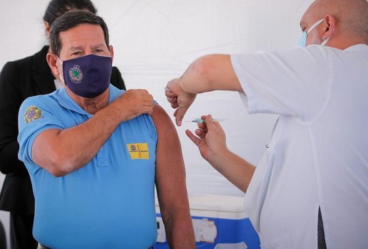 Vice presidente Mourao toma vacina contra covid 19 em Brasilia