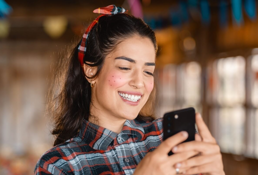 Truques simples tornam os penteados de festa junina mais modernos e charmosos (Imagem: Vergani Fotografia | Shutterstock)