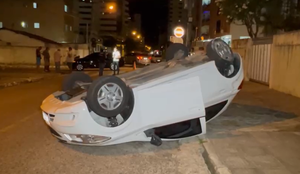 Carros colidem e um deles capota no bairro de Manaíra