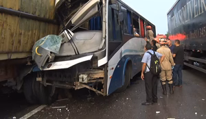 Imagens Acidente onibus br 230