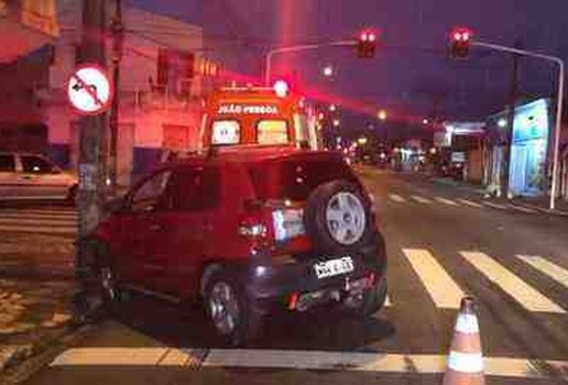 Homem colide contra poste joao pessoa