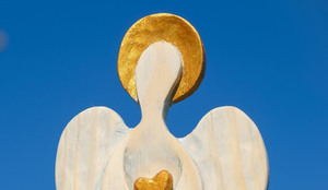 Os anjos da guarda são considerados guardiões celestiais que acompanham e protegem as pessoas ao longo da vida (Imagem: Ganna Zelinska | Shutterstock)