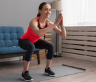 Os exercícios funcionais envolvem movimentos variados que estimulam o corpo de forma global (Imagem: Artsplav | Shutterstock)