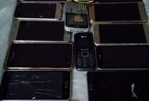 Vários celulares foram apreendidos pelos criminosos