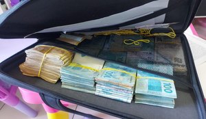 Cerca de R$ 150.000 foram encontrados na casa de um dos investigados