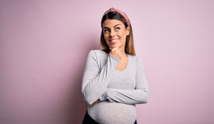 Esclarecer informações contraditórias garante os direitos e a saúde da gestante e do bebê (Imagem: Krakenimages.com | Shutterstock)