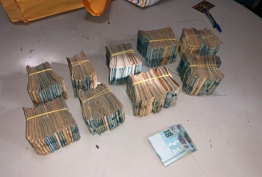 Dinheiro apreendido com suspeitos durante a operação