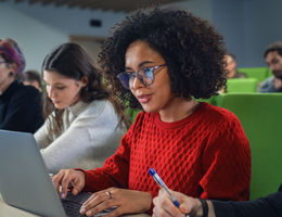 Dominar a prova de Ciências Sociais é fundamental para garantir uma boa nota na Fuvest (Imagem: Gorodenkoff | Shutterstock)