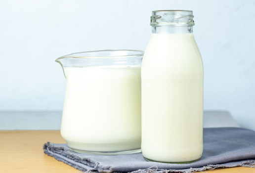 O leite é uma bebida que pode beneficiar a saúde (Imagem: Scream band | Shutterstock)