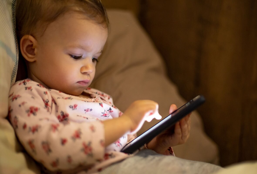 A exposição precoce às telas pode prejudicar o desenvolvimento infantil (Imagem: Anna Nass | Shutterstock)
