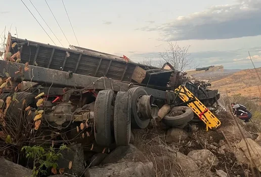 Motorista morre e dois ficam feridos apos caminhao tombar na serra de Monte Horebe no Sertao da Paraiba