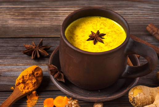 Chá de cúrcuma com gengibre e anis-estrelado (Imagem: artem evdokimov | Shutterstock)