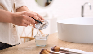 O cuidado com a limpeza dos produtos de maquiagem deve fazer parte da rotina (Imagem: Pixel-Shot | Shutterstock)