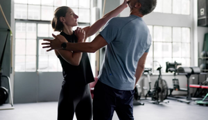 Técnicas de defesa pessoal aumentam a segurança e a capacidade de reação em situações de risco (Imagem: Andrey_Popov | Shutterstock)