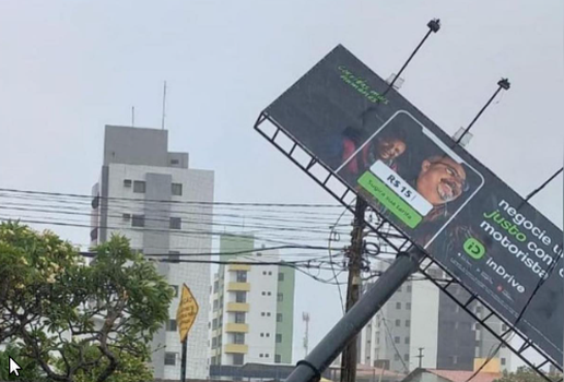 Estrutura de outdoor tomba no bairro do Bessa, em João Pessoa