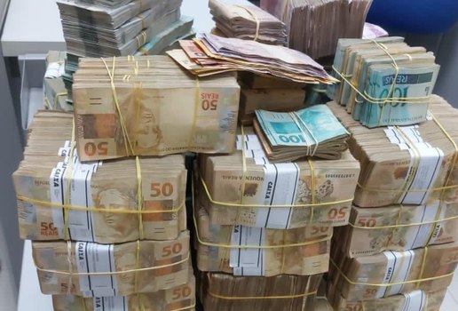 Polícia Federal investiga origem de R$ 2 milhões apreendidos em malas