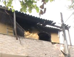 Casa parcialmente incendiada após adolescente matar pais e atear fogo no imóvel
