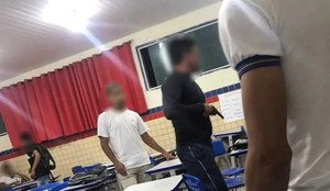 Vigilante saca arma dentro de sala de aula durante briga com alunos