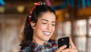 Truques simples tornam os penteados de festa junina mais modernos e charmosos (Imagem: Vergani Fotografia | Shutterstock)