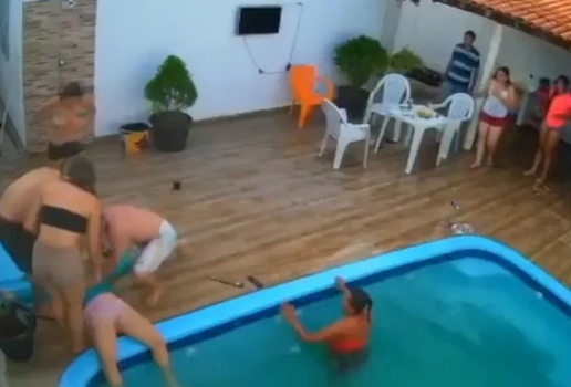 Menina sugada por piscina