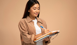 Compreender a estrutura básica da redação ajuda o estudante a tirar nota máxima no exame (Imagem: Sklo Studio | Shutterstock)