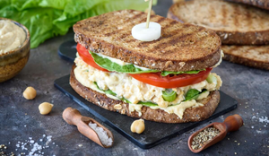 Sanduíche com patê de grão-de-bico (Imagem: ltummy | Shutterstock)