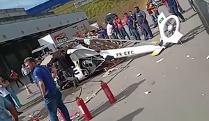 Helicóptero cai em Belo Horizonte; duas pessoas são resgatadas com vida