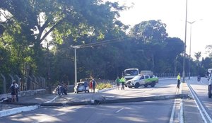 Poste bloqueia trecho da Avenida Dom Pedro II.