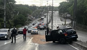 Veículo se chocou contra um poste na Avenida Dom Pedro II.