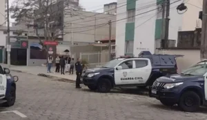 Mulher mata o pai com 20 facadas e e presa apos andar nua em Itanhaem