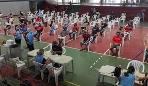 Movimentação no ginásio do IFPB, um dos pontos de imunização, em João Pessoa neste sábado (19)
