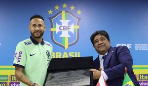 Neymar foi homenageado após o jogo