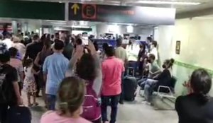 Dezenas de pessoas compareceram ao desembarque de Moro no aeroporto Castro Pinto