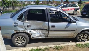 Suspeitos roubaram um carro para tentar fugir de policiais.