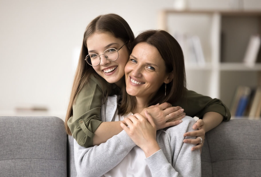 O apoio dos pais ajuda a reduzir a ansiedade na preparação para o exame (Imagem: fizkes | Shutterstock)