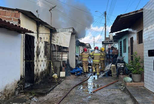 Bombeiros estão usando dois caminhões com água para tentar conter as chamas