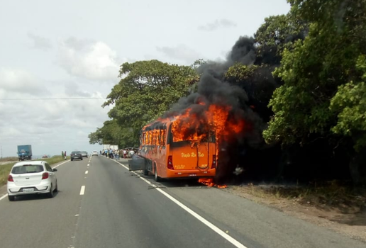 Incendio onibus br230