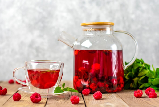 Chá detox de framboesa com hibisco e hortelã (Imagem: Marina Rich | Shutterstock)