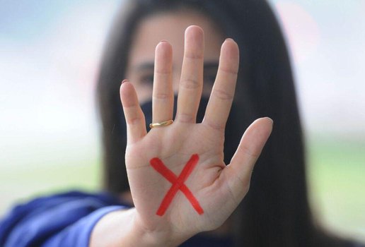 Campanha Sinal Vermelho é uma das ações de combate à violência contra mulheres