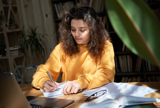 Estudante escrevendo 1