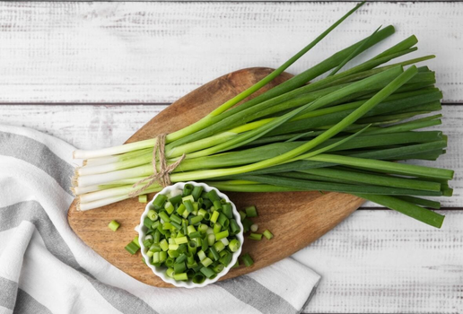 A cebolinha verde é rica em nutrientes que trazem inúmeros benefícios para a saúde (Imagem: New Africa | Shutterstock)