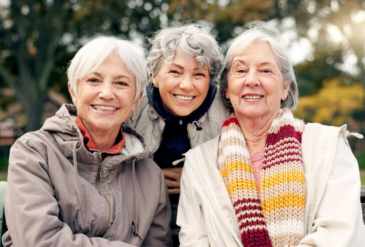 Os amigos são essenciais para a saúde mental dos idosos (Imagem: PeopleImages.com - Yuri A | Shutterstock)