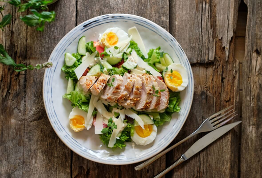 Salada com frango, ovo e molho de iogurte (Imagem: Lyutik_Ryutik | Shutterstock)