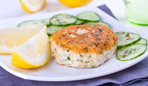 Hambúrguer de salmão (Imagem: Maria Shumova | Shutterstock)