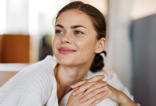 A maquiagem com pele natural, viço saudável, toque corado e luminosidade discreta é a grande tendência desta primavera (Imagem: ShotPrime Studio | Shutterstock)