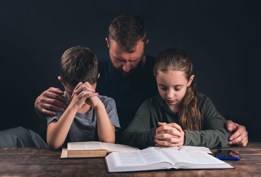 Orar pelos pais é uma forma de expressar gratidão e amor (Imagem: Andrey Zhar | Shutterstock)