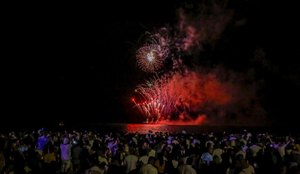 Celebração e queima de fogos marcam virada do ano na orla de João Pessoa