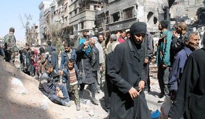 Civis recebendo ajuda na cidade de Yarmouk, na Síria