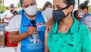 Os postos de vacinação também estão abertos para receber as doações de alimentos não perecíveis.